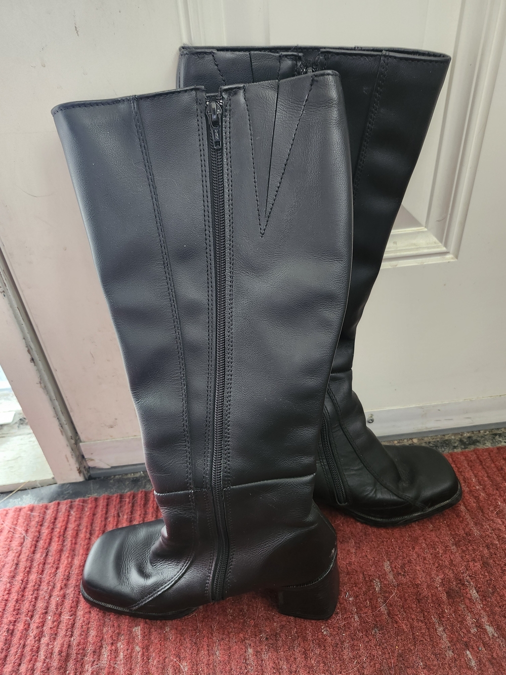 Black Knee-High Women's Zip Leather Boots